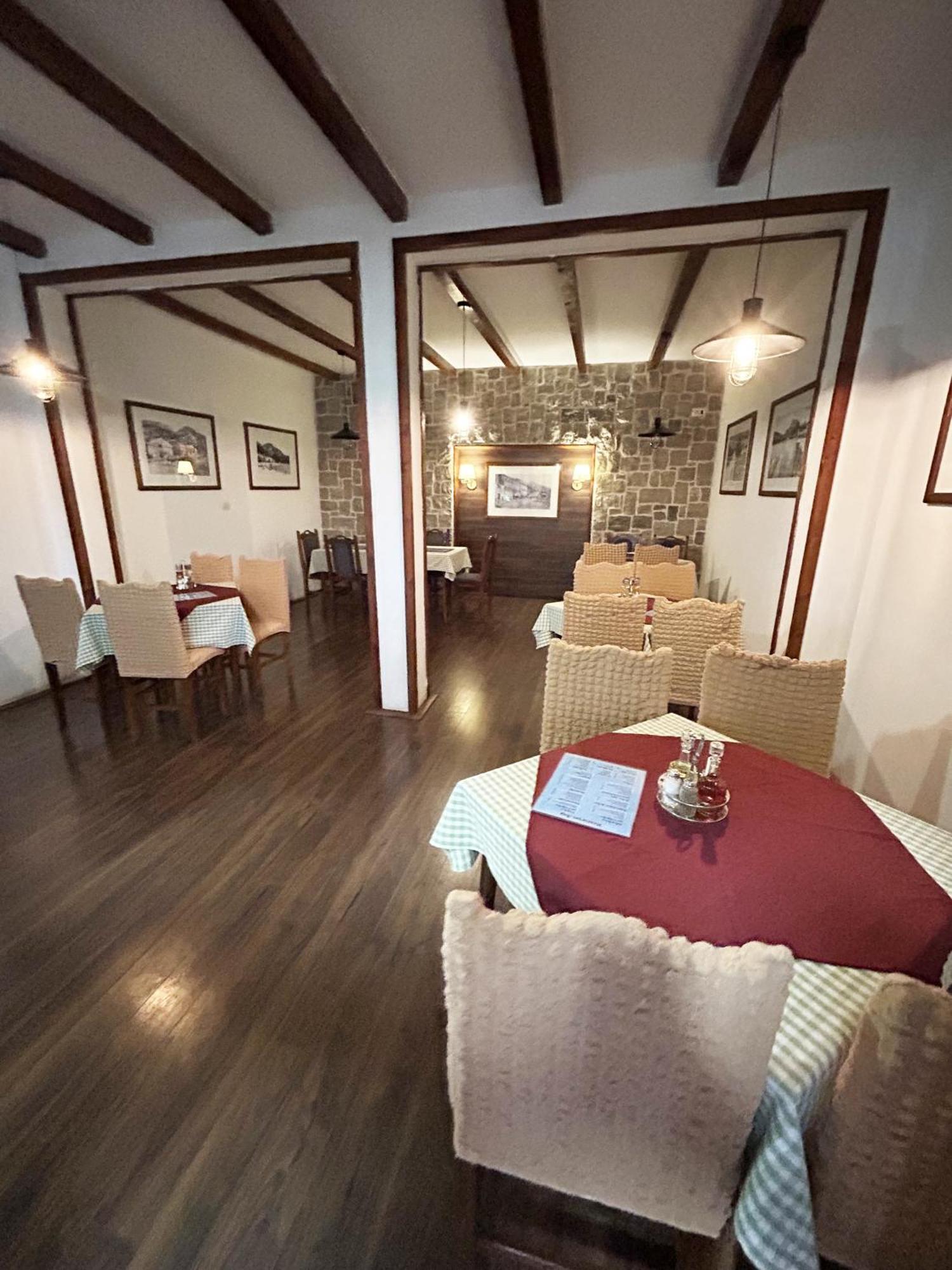 Restaurant & Apartments Jug Sutomore Eksteriør billede